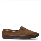 Mocasines de hombre estilo náutico, confeccionados en gamuza color marrón, con costuras decorativas visibles en el contorno y suela de goma oscura.
