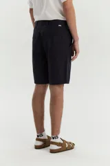 Bermuda de gabardina color azul marino, corte recto, con bolsillos laterales y traseros.