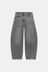 Jeans de tiro medio con diseño de pierna tipo balloon y largo al tobillo. Presenta cinco bolsillos, cierre frontal con cremallera y botón, y un acabado con efecto lavado.
