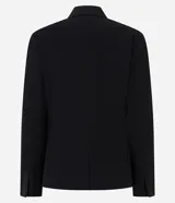 Blazer de corte sastre color negro, con cuello de solapas, cierre frontal de dos botones y forro interno. Presenta una estructura recta y refinada.