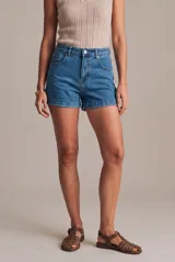 Short de denim azul de tiro medio, con bolsillos delanteros y traseros, cierre de botón y cremallera, y botamangas con dobladillo.