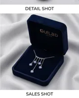 Collar de acero con cadena fina y dije central compuesto por una barra horizontal de la que cuelgan cinco dijes pequeños con el símbolo del ojo turco en azul, blanco y negro.