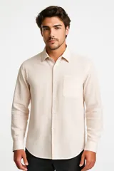 Camisa de manga larga a rayas verticales color beige y blanco, con cuello clásico, cierre con botones y bolsillo de parche en el pecho. Corte recto.