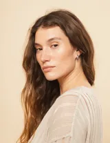 Sweater blanco de algodón con escote redondo, manga larga y calado en punto desagujado.