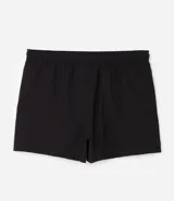 Bermuda de running Get Over para hombre, confeccionada en microfibra ligera de color gris claro. Presenta cintura elástica con cordón ajustable, bolsillos funcionales, dobladillo redondeado con aberturas laterales y pequeño parche con logo de la marca en la pierna izquierda.