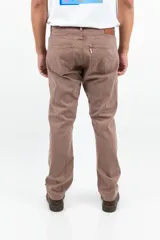 Pantalón de jean marrón con corte clásico, tiro medio y corte recto.