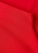 Camiseta de cuello alto y manga larga, con diseño entallado al cuerpo.
