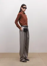 Jersey de lana color marrón tostado, con mangas largas y cuello alto con solapas de camisa superpuestas en tono oscuro.
