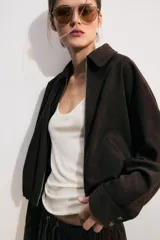 Cazadora bomber de Zara color bordó con cuello de solapa, manga larga, bolsillos delanteros de vivo, bajo elástico y cierre frontal de cremallera metálica.