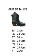 Bota texana negra de media caña con detalles bordados en el empeine y los laterales, taco cuadrado de madera y puntera ligeramente perfilada.