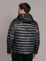 Campera acolchada Calvin Klein con capucha, cierre frontal con cremallera y bolsillos laterales con cierre. Presenta un diseño ligero y funcional con acabado brillante.