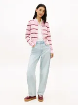 Cardigan de punto Tommy Hilfiger en color rosado con rayas horizontales burdeos, cuello redondo y cierre frontal con botones dorados. Presenta ribetes en canalé y un bordado sutil en el pecho.