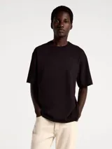 Camiseta de manga corta en tejido de punto texturizado con diseño de rayas verticales sutiles, cuello redondo y corte holgado.