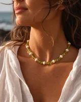 Collar corto de cuentas de cristal checo en tonos verde, amarillo y blanco, con cierre de acero.
