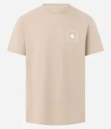 Remera masculina de algodón color beige, modelo comfort, con cuello redondo y manga corta. Presenta un pequeño estampado cuadrado en el pecho con un diseño de sol estilizado.