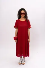 Vestido largo tipo remerón de manga corta, color rojo ladrillo con cuello redondo y puños en marrón.