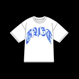 Remera blanca de algodón con estampado frontal de la palabra "SKY" en tipografía gótica color azul.