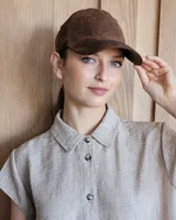 Gorra tipo visera confeccionada en cuero, con diseño clásico de seis paneles y ajuste posterior.