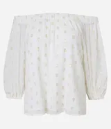 Blusa de tricolina blanca con estampado de lunares dorados en foil, escote descubierto estilo hombro a hombro y mangas largas abullonadas con puños elásticos.