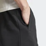 Short Adidas Essentials Trifolio negro de felpa francesa con logo bordado en blanco.