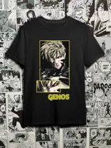 Remera negra de algodón con estampado de Genos, personaje del anime One Punch Man. El estampado incluye dos imágenes del personaje enmarcadas en rectángulos amarillos y el nombre "GENOS" en letras amarillas debajo.