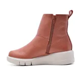 Bota corta de cuero color marrón, con elásticos laterales y suela de plataforma negra.