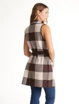 Chaleco tejido largo de la marca Absolutely Famous, con estampado a cuadros en tonos marrón, beige y blanco. Presenta cuello con solapa, abertura central, bolsillos aplicados en la parte delantera, pasadores en la cintura con lazo de ajuste y un tajo central en el ruedo trasero.