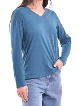 Remera de manga larga con cuello en V, color lila.