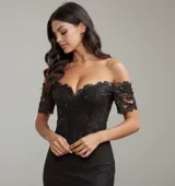 Vestido largo de fiesta color negro con corset estructurado de encaje y lentejuelas, escote off-shoulder y falda con tajo lateral profundo.