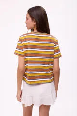 Remera marrón a rayas horizontales blancas, celestes y bordó, de algodón.