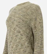 Suéter de punto con textura jaspeada, cuello redondo y mangas largas amplias con puños ajustados. Presenta un corte regular y diseño versátil.