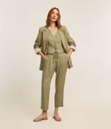 Pantalón fluido Marfinno modelo pijama, color blanco, confeccionado en viscolino. Cuenta con cintura elástica en la espalda, lazo de ajuste, pliegues frontales y bolsillos laterales.