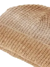 Gorro de lana tejido con diseño degradado en tonos de gris, desde oscuro a claro, ideal para el invierno.