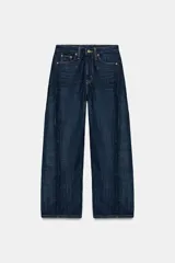 Jeans de tiro medio con corte relajado y largo al tobillo. Presenta diseño de cinco bolsillos, trabillas en la cintura y cierre frontal con cremallera y botón metálico.
