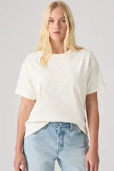 Remera Levi's de corte relajado, color blanco marfil, con diseño gráfico central de una estrella delineada con aplicaciones de strass y bordado de la marca en el interior.