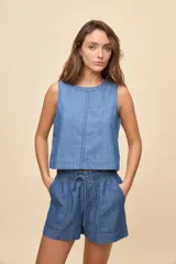 Short de calce relajado en denim azul, con cintura elastizada, cordón ajustable, bolsillos delanteros aplicados y ruedo ancho.