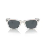 Lentes de sol Ray-Ban modelo Wayfarer, con montura de acetato color blanco con vetas grises y lentes grises.