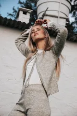 Saco de punto abierto, color beige melange, con mangas largas y cierre frontal mediante lazo. Presenta una textura suave y liviana.