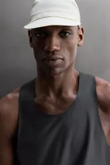 Musculosa deportiva Zara Athleticz de tejido ligero y elástico con paneles laterales de malla transpirable. Presenta cuello redondo, sisas amplias y bajo con aberturas laterales.