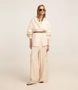 Campera oversized color beige con capucha ajustable, cierre frontal con cremallera, bolsillos cargo delanteros y puños con pliegues.