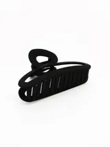 Pinza para el pelo de diseño minimalista en color negro mate, con estructura de dientes anchos para una sujeción firme.