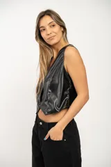 Chaleco negro de cuero sintético con escote en V y cierre frontal con botones.