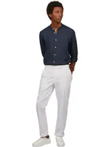 Pantalón chino blanco de pierna recta, confeccionado en satén de algodón elástico.