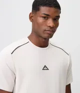 Remera deportiva Get Over de poliéster color blanco, con cuello redondo, mangas raglán y detalles de vivo en contraste. Cuenta con un pequeño estampado geométrico en el pecho.