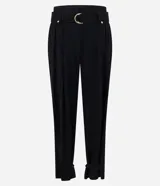 Pantalón de sastrería corte carrot, color negro, con pliegues delanteros, cintura alta y cinturón desmontable con hebilla metálica. Presenta dobladillo estructurado en el ruedo.