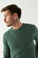 Sweater de punto para hombre con escote redondo, mangas largas y logo bordado en el pecho. Presenta un diseño clásico de calce regular.