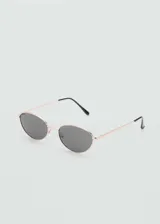 Gafas de sol con montura metálica ovalada y cristales oscuros.
