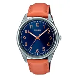 Reloj Casio analógico con caja plateada, esfera azul oscuro y números arábigos en color naranja/oro rosa. Posee agujas de hora y minutos en color naranja/oro rosa y una correa de cuero genuino color naranja/terracota.