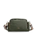 Cartera tipo bandolera o cruzada, color verde oliva, con cuerpo acolchado y cierre de cremallera doble. Incluye una correa ancha y ajustable con diseño de rayas en tonos negro, blanco y dorado.