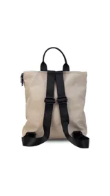 Mochila de nylon color marrón claro con diseño capitoneado. Cuenta con un compartimento principal con cierre, dos bolsillos frontales con cierre, manija superior y correas ajustables negras.